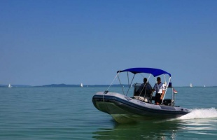 Gumicsónakban sodródótt a bácsi a Balatonban