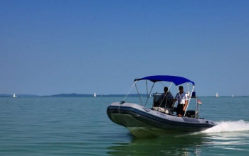 Gumicsónakban sodródótt a bácsi a Balatonban