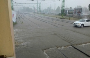 Elárasztotta a víz Fonyódot - a 7-es főutat is le kellett zárni
