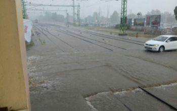 Elárasztotta a víz Fonyódot - a 7-es főutat is le kellett zárni