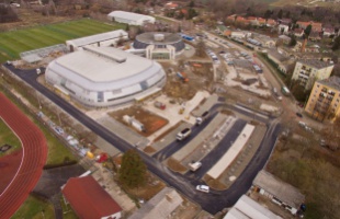 Aszfaltozzák az aréna környékét