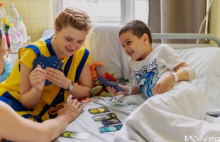 Önkénteseket keresnek beteg gyermekek mellé nevettetőnek