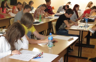 Közel 70 ezer diák írja szombat délelőtt középiskolai felvételi vizsgáját