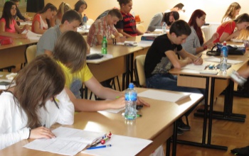 Közel 70 ezer diák írja szombat délelőtt középiskolai felvételi vizsgáját