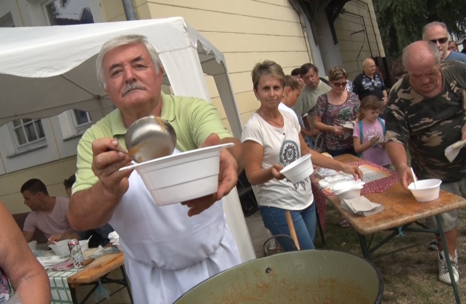 Halast, gombócost, húsosat is lehetett kóstolni a káposztásoknál