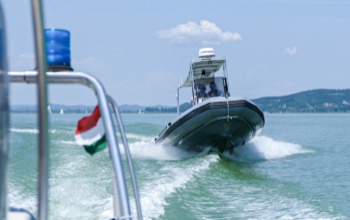Majdnem tragédia lett az ünneplésből: két rendőr és két SUP-deszkás mentett ki egy párt a Balatonból