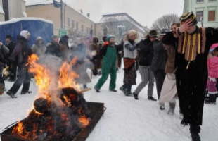 Farsangi népszokások: kerékhúzás, tuskóhúzás