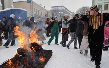 Farsangi népszokások: kerékhúzás, tuskóhúzás