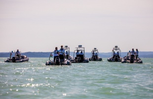 Tizenkilenc embert mentettek ki a Balatonból a vízirendőrök csütörtökön