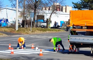 Folytatódnak az útburkolati jelek felújítási munkálatai