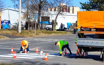 Folytatódnak az útburkolati jelek felújítási munkálatai