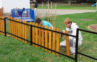 Középiskolás diákok festették le Tulipános Bölcsőde kerítését