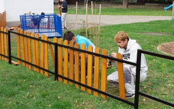 Középiskolás diákok festették le Tulipános Bölcsőde kerítését