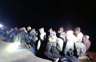 Több mint nyolcszáz migráns próbált átjutni a határon a hétvégén