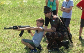 Lőttek és gránátot hajítottak a kisbakák