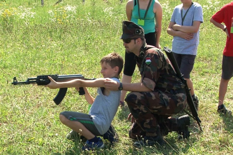 Lőttek és gránátot hajítottak a kisbakák