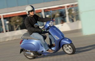 Bukósisak, biztosítás és jogsi nélkül motorozott