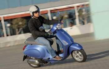 Bukósisak, biztosítás és jogsi nélkül motorozott