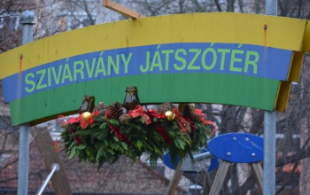 Közös adventi gyertyagyújtás lesz szombaton a Szivárvány játszótéren