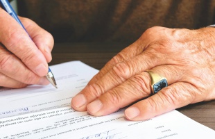 NAV: Nyugdíj mellett dolgozóknál megszűnnek a tb- és szochoterhek