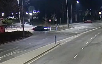 Őrült BMW-s tarolta le a táblát a vasútállomásnál - videó