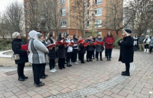 Adventi gyertyagyújtás a Szivárvány játszótéren