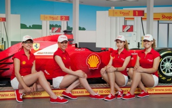 Ma még látható a LEGO Ferrari a plázában