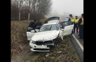 Illegális bevándorlókkal teli BMW karambolozott az M7-es somogyi szakaszán