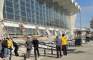 Leszakadt az újvidéki vasútállomás tetejének egy része - Halottak is vannak