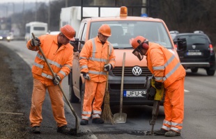 Burkolatjavítási munkák miatt forgalomkorlátozás lesz több kaposvári helyszínen