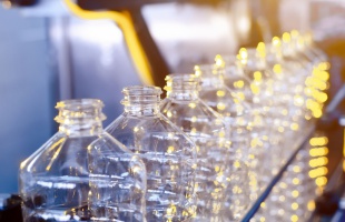 Drasztikus változás jön a PET-palackoknál – új szabály mindenkit érint