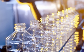 Drasztikus változás jön a PET-palackoknál – új szabály mindenkit érint