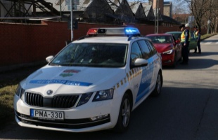 Jogsi nélkül vezetett, őrizetbe vették a kaposvári férfit
