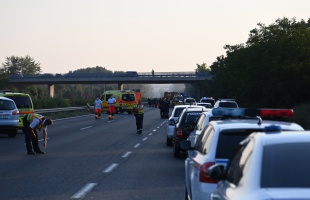 Nyolcan vesztették életüket egy buszbalesetben az M7-esen - teljes útzárra kell számítaniuk a Budapest felé haladóknak