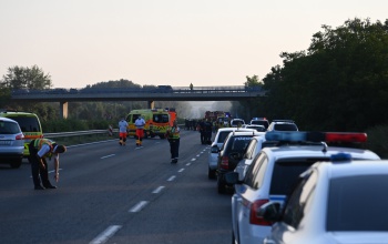 Nyolcan vesztették életüket egy buszbalesetben az M7-esen - teljes útzárra kell számítaniuk a Budapest felé haladóknak
