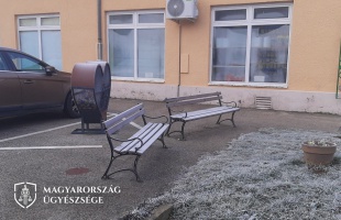 800 ezer forinttal tűnt el a padon felejtett táska Marcali központjából