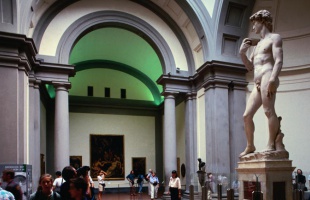 Földrengésbiztos talapzatra helyzik Michelangelo Dávidját