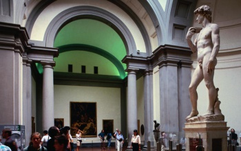Földrengésbiztos talapzatra helyzik Michelangelo Dávidját