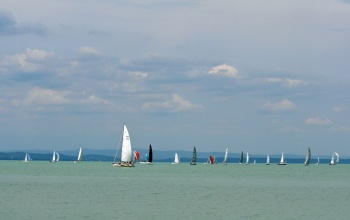 Megkezdődött a vitorlás szezon a Balatonnál