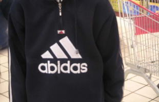 Akcióban a NAV: hamis Adidas, Nike, Tommy Hilfiger, Hugo Boss ruhákat találtak