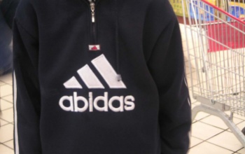 Akcióban a NAV: hamis Adidas, Nike, Tommy Hilfiger, Hugo Boss ruhákat találtak
