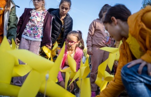 Nárciszültetéssel hívják fel a figyelmet a segítségnyújtás fontosságára