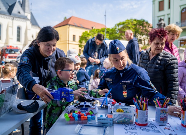 Látványos bemutatót tartott a Kossuth téren a rendőrség és a katasztrófavédelem - fotók