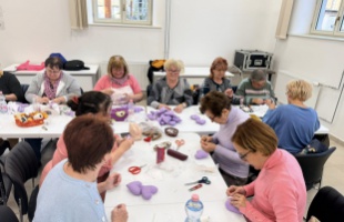 Kézműves jótékonyság: adventi és koraszülöttek napjához kapcsolódó alkotások készültek