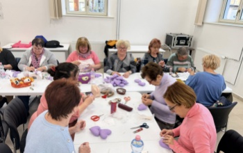 Kézműves jótékonyság: adventi és koraszülöttek napjához kapcsolódó alkotások készültek