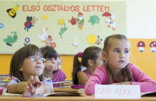 Félórásra csökkentenék az alsósok tanóráit