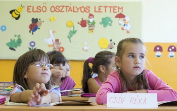 Félórásra csökkentenék az alsósok tanóráit