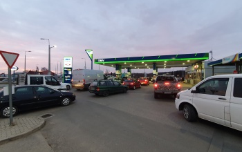 Káosz a kaposvári benzinkutakon: fogy a gázolaj, megrohamozták a töltőállomásokat az autósok