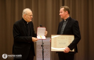 Ferenc pápa az Egyházért és a Pápáért érdemkeresztet adományozta Fábry Kornélnak