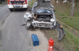 Jogsi nélkül, ittasan rongyolt neki a villanyoszlopnak